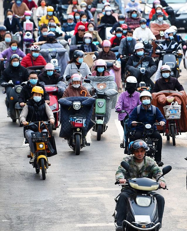 電動(dòng)自行車圍困下的大學(xué)校園新挑戰(zhàn)與創(chuàng)新應(yīng)對，電動(dòng)自行車圍困下的大學(xué)校園，挑戰(zhàn)與創(chuàng)新應(yīng)對之道