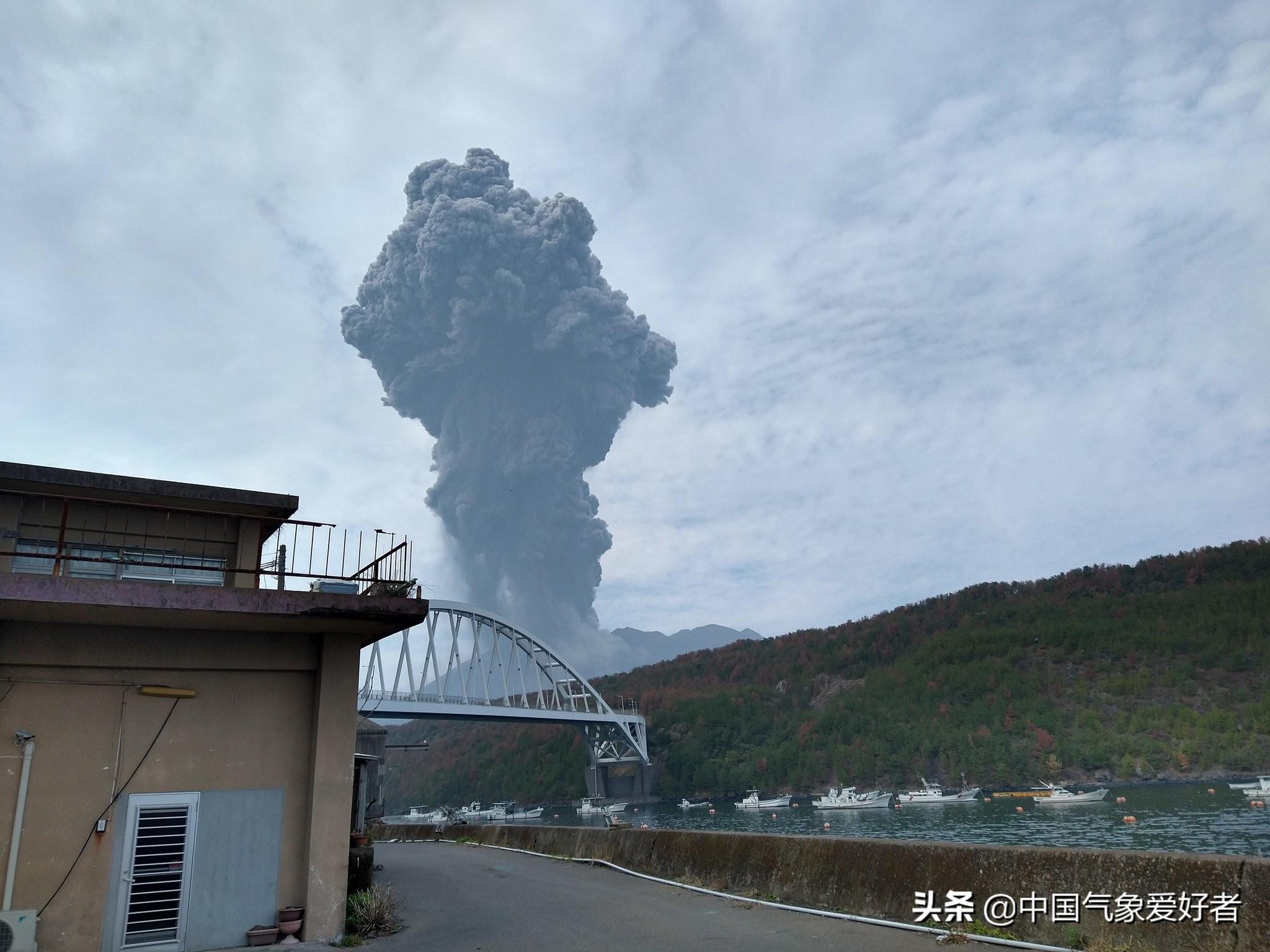 日本火山噴發(fā)灰柱高達(dá)3400米，自然的熱烈力量展現(xiàn)，日本火山熱烈噴發(fā)，灰柱直沖云霄，展現(xiàn)自然震撼力量