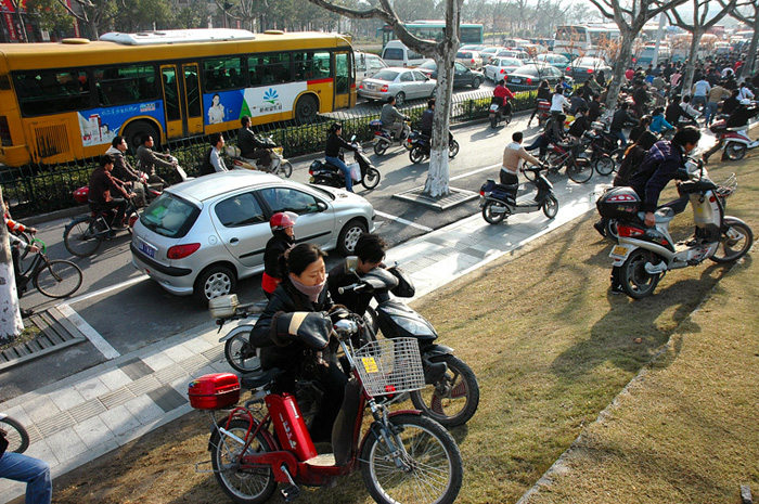 電動(dòng)車數(shù)量激增導(dǎo)致的校園擁堵問題探究，校園電動(dòng)車數(shù)量激增引發(fā)的擁堵問題探究