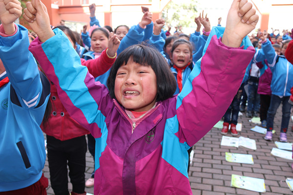 小學(xué)生考100分喜極而泣，一份努力，一份收獲，小學(xué)生努力取得滿分，喜極而泣，一份努力，一份收獲