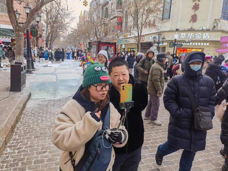 外國(guó)游客被爾濱硬控了，深度解讀城市魅力與旅游新體驗(yàn)，爾濱城市魅力與旅游新體驗(yàn)，外國(guó)游客的深度解讀與硬控經(jīng)歷