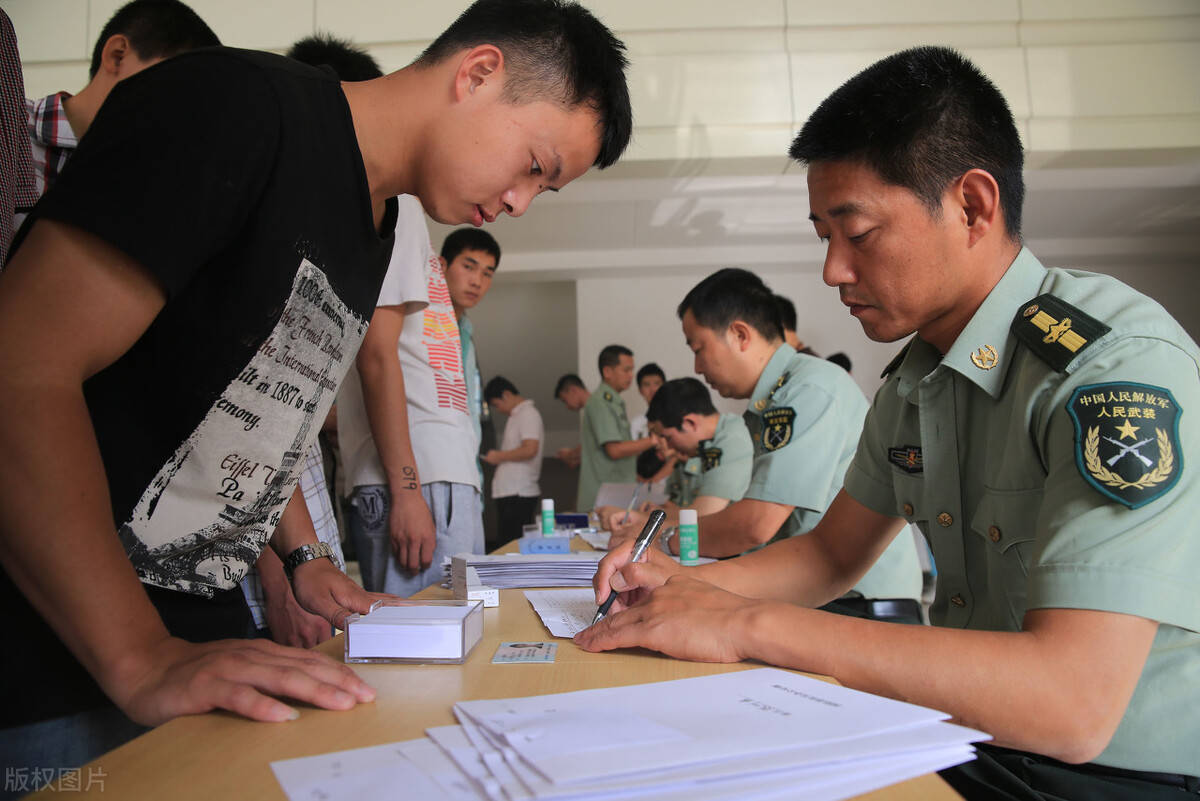 在學(xué)校報名參軍與在家報名的區(qū)別，一種選擇兩種情境，學(xué)校與家庭報名參軍，不同選擇下的兩種情境對比